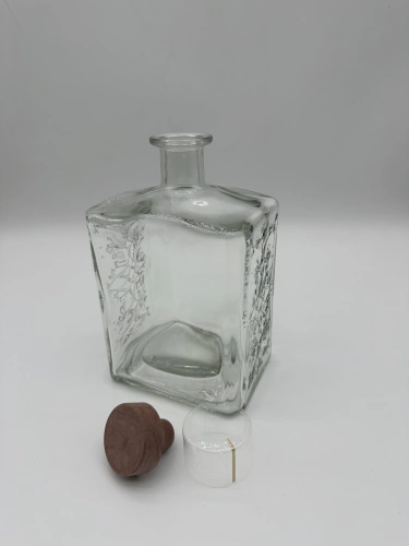 Бутылка «КВАДРО» с эмбоссингом 1.0 л.